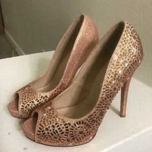 Gold shoes with details